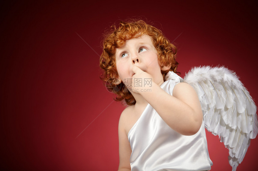 这小男孩的肖像背后有翅膀红图片