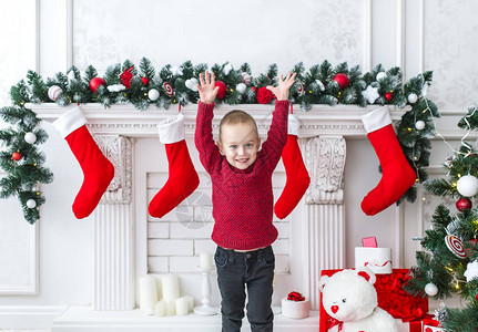 举起手来的小男孩庆祝圣诞节图片