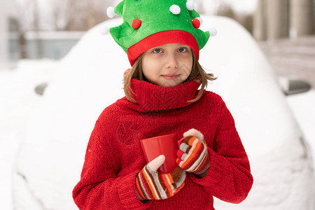圣诞节冬天的一个小女孩图片