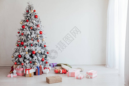 圣诞树带礼物加兰灯明新年图片