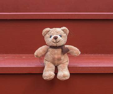 坐在红楼梯上的TEDDYBE图片