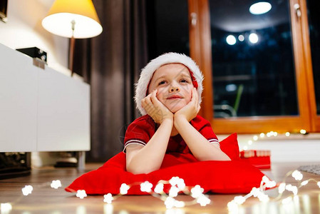 小男孩在红色圣诞老人帽子梦想圣图片