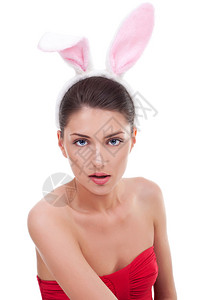 一位穿着兔子耳朵穿着红裙子的漂亮年轻女人的肖像和对镜图片