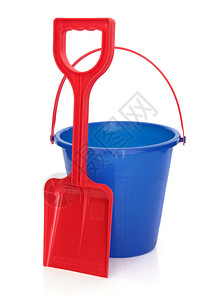 蓝色的沙滩桶和红色的铲子在纯白背景上图片
