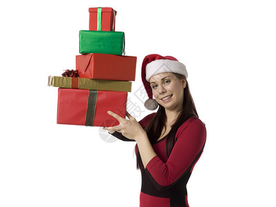 迷人的圣诞节女性在白色下持礼物时微笑的画面图片