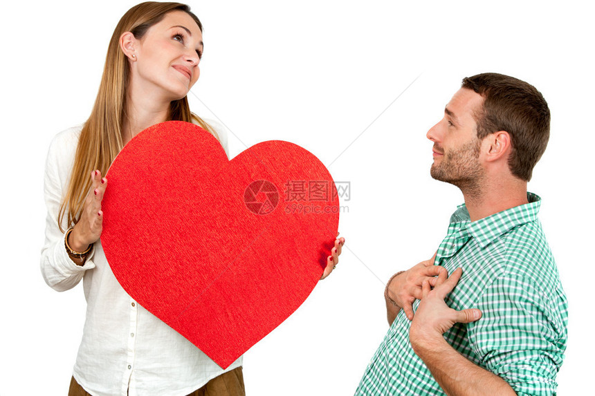 在白色背景上孤立的一对情侣玩耍带着大红心符号图片