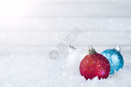 圣诞彩球与雪隔离在白色图片
