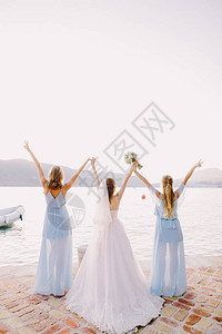 在海滩上的伴娘和新娘图片