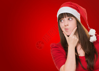 女人在红色下思考戴着圣诞帽图片