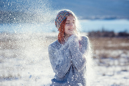 年轻美女的冬季肖像穿着毛绒灰色毛衣图片