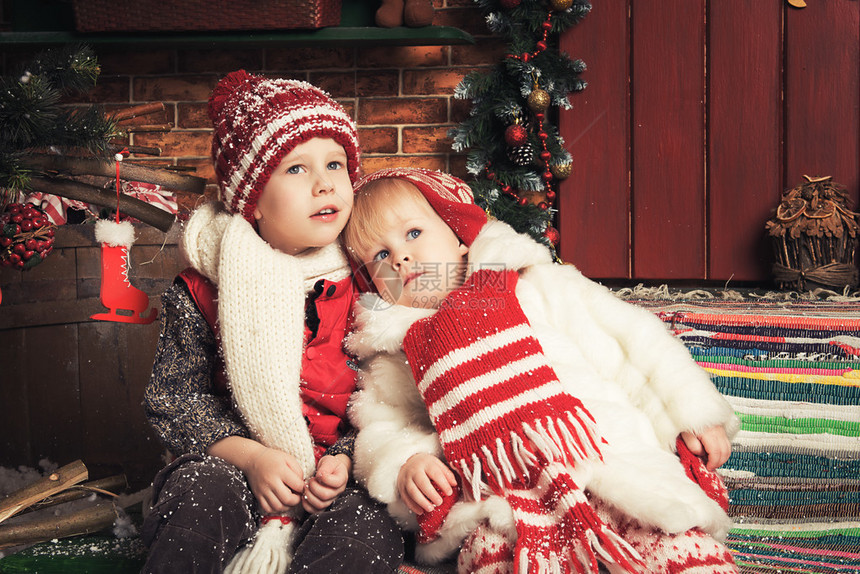 两名美丽的孩子在圣诞花园玩耍的照图片