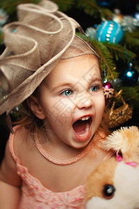一个小女孩的肖像在圣诞节与圣诞图片