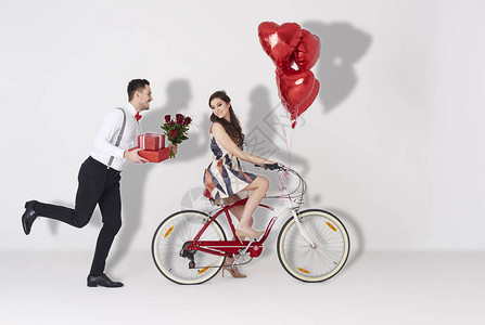 带着礼物和心形气球的幸福夫妻背景图片