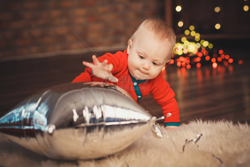 圣诞装扮的可爱宝男孩和气球一起玩图片