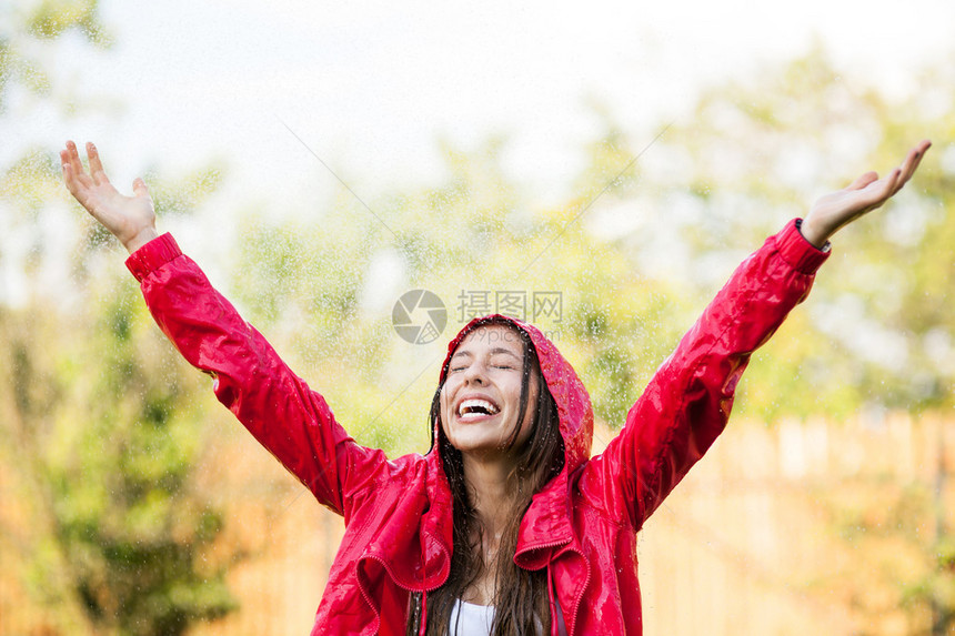 穿着雨衣的女人享图片