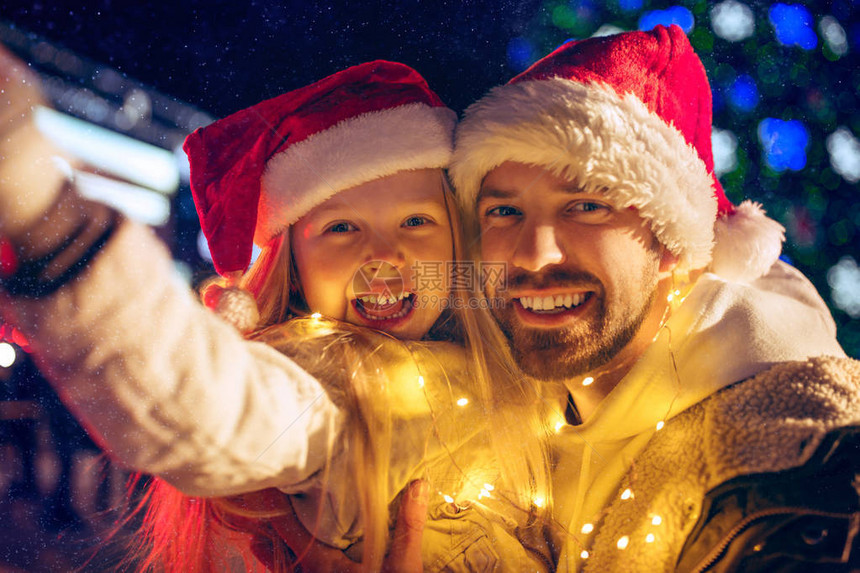 圣诞节夜晚和女儿自拍的父亲图片
