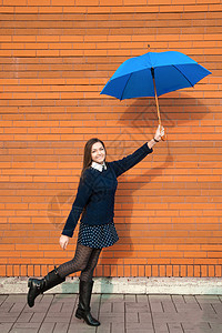 带伞的快乐年轻女子图片
