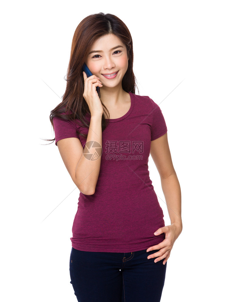 穿红色T恤的亚洲妇图片
