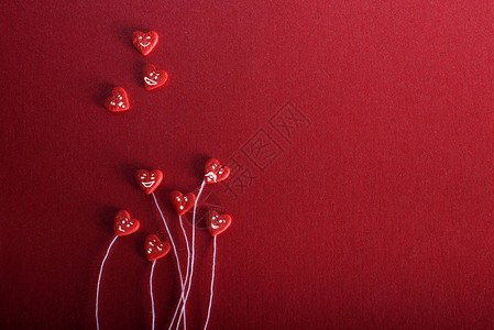 红色背景上带着微笑的浪漫心情人节的概念关于爱的装饰背景和卡片带线心图片