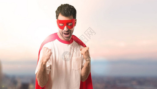 戴着面具和红披风的超级英雄男子图片