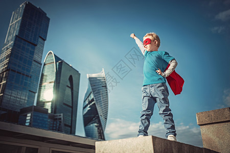 站在楼顶打扮成超人的小男孩图片