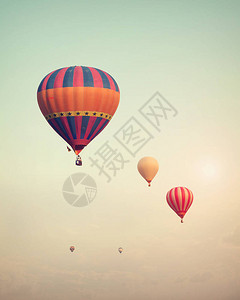 高温热气球在空中喷雾飞行图片
