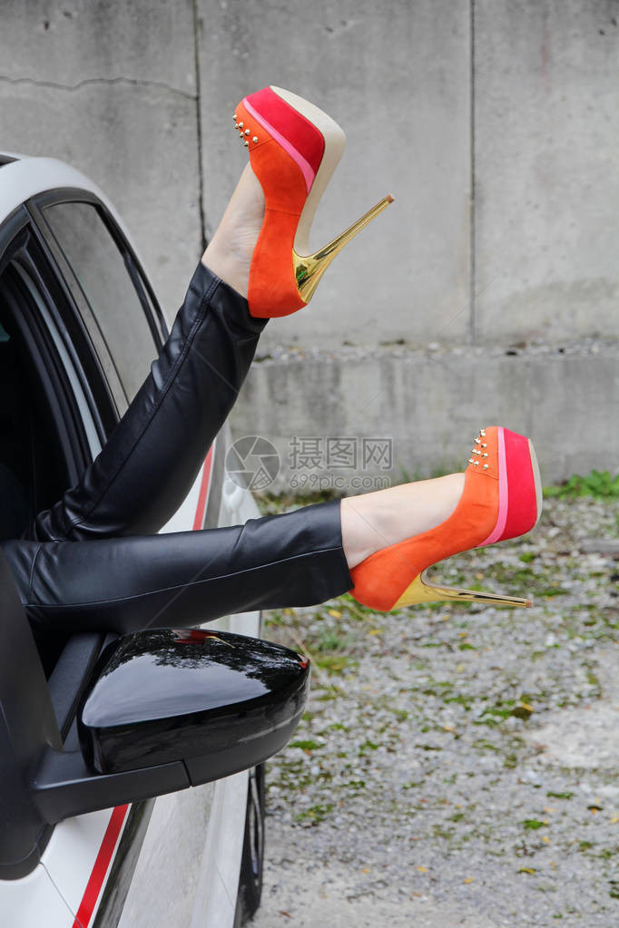 一个女人穿着高跟鞋从车窗伸出双腿图片
