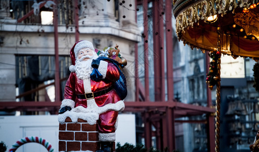 一个闪亮的圣诞老人物俯视着伦敦市中背景图片