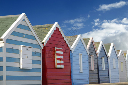 萨福克郡绍斯沃尔德海滨色彩鲜艳的海滩小屋图片