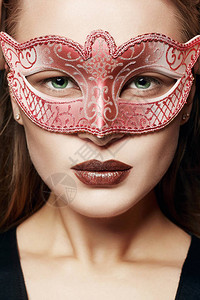 穿着嘉年华面罩的漂亮女人戴面具的美容图片