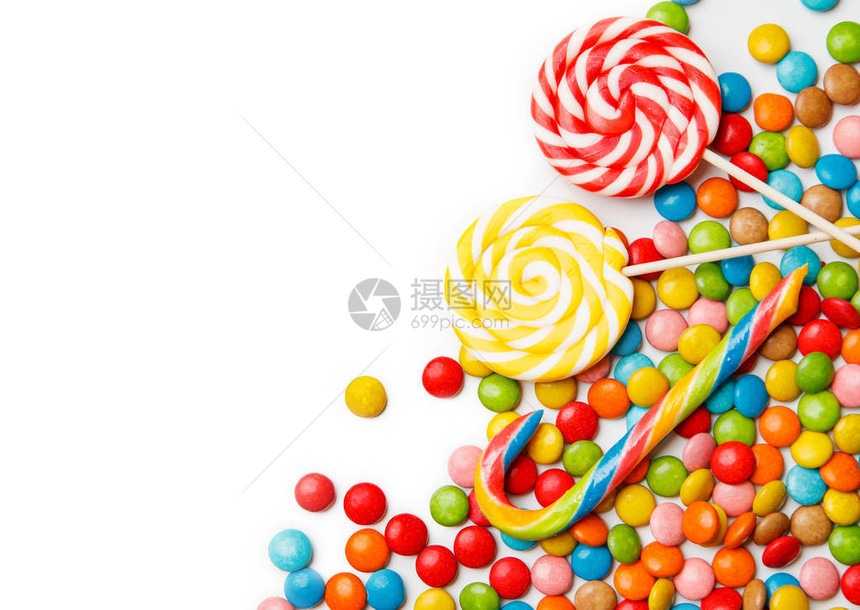 五颜六色的糖果和棒糖在白色背景上被隔离顶视图图片