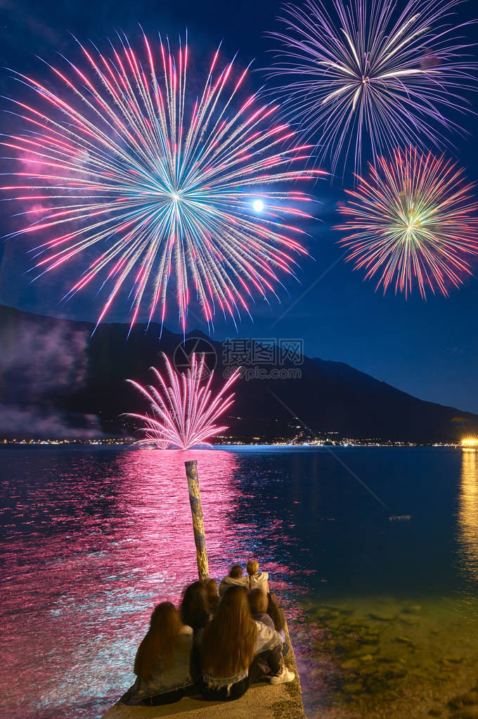 在格尔达湖庆祝的美丽烟花展示亮丽彩色图片