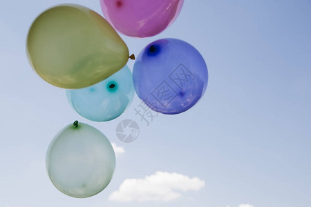 许多五颜六色的气球在天空中飞翔图片