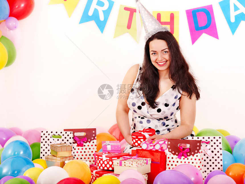 年轻女人举办生日派对图片