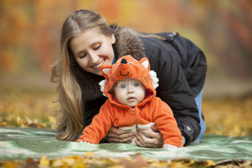 穿着狐服的年轻女婴在秋天图片
