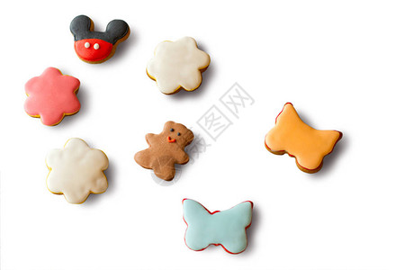 带釉的小饼干蝴蝶形状的饼干酥脆的面团和糖霜各图片