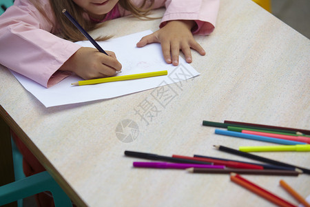 小孩子在艺术课上画图片