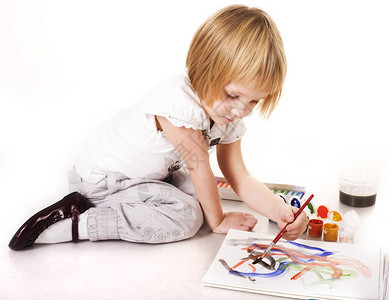 白色背景的可爱小女孩绘画白种背景的叶片被隔绝生活方式图片
