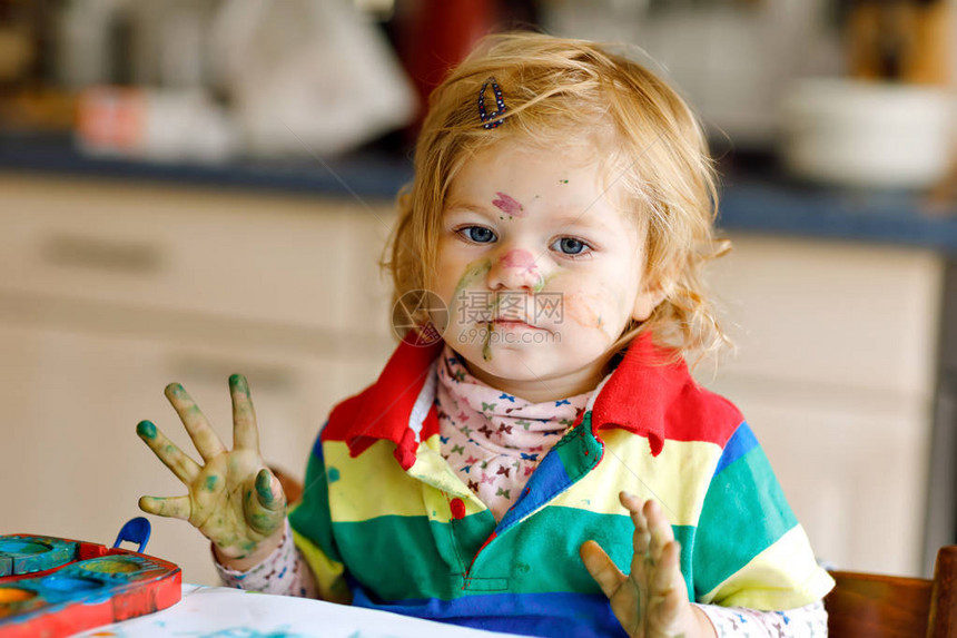 可爱的女婴水彩画蹒跚学步的小孩在家里用彩色画笔健康快乐的女儿在家或托儿所图片