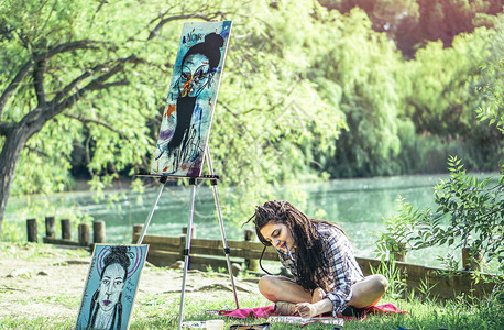 湖边公园的年轻艺术家女孩画稿图片