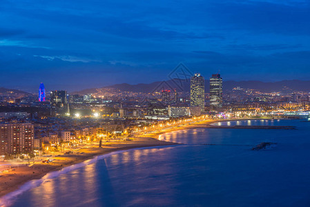 巴塞罗那海滩的鸟瞰图在夏夜沿海边在巴塞罗那图片