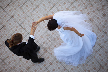 跳舞旋转的新婚夫妻图片