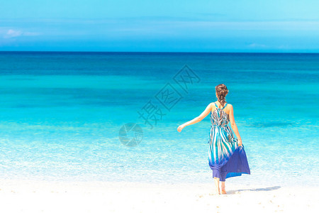 年轻美女在热带沙滩放松图片