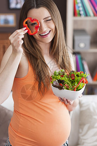 在家吃健康沙拉的孕妇图片