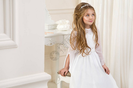 邀请关键状态模特穿着白圣餐礼服的美丽年轻女子模特站在一个插画