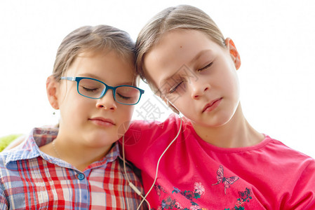女孩们分享耳机来听音乐闭着眼睛图片