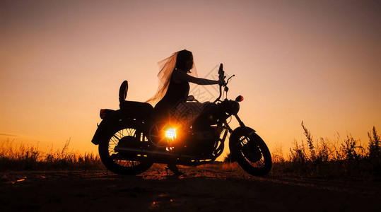 骑摩托车的女孩的月光露天离家新娘图片