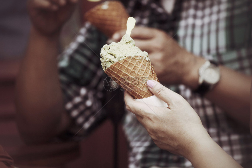 吃冰淇淋蛋卷图片