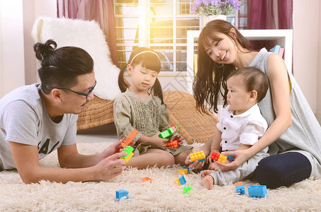 亚洲家庭在玩具图片