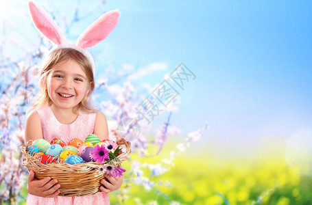 复活节带篮子鸡蛋和图片